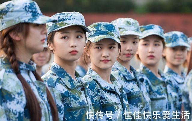 吴艳妮现身北京体育大学与军训新生合影提醒学弟学妹注意防晒