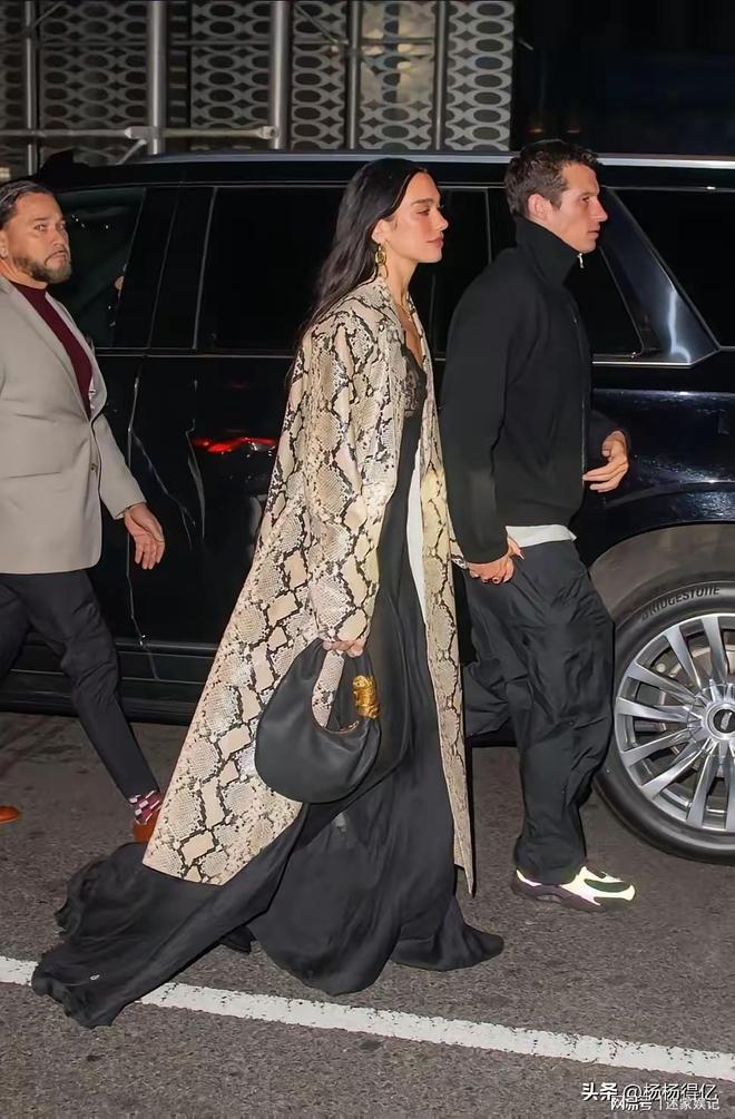 杜瓦·利帕SNL庆功派对携未婚夫首亮相蛇纹大衣配蕾丝裙亮眼无